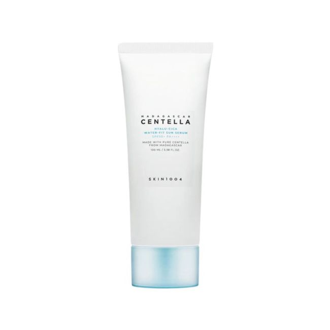 SKIN1004 Madagascar Centella Hyalu-Cica Water-Fit Sun Serum SPF50+ PA++++ – Sérum solaire visage hydratant, sans trace blanche (50 ml)